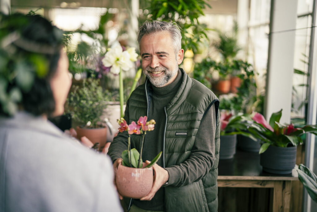 Hou je van contact met mensen en werk je graag in een groene omgeving vol planten en seizoenen? Check dan hier onze openstaande vacatures!